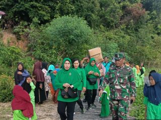 Koramil 02/Moro melaksanakan kegiatan Jumat Berkah dengan memberikan rezeki ke warga kurang mampu serta berbagi makanan.