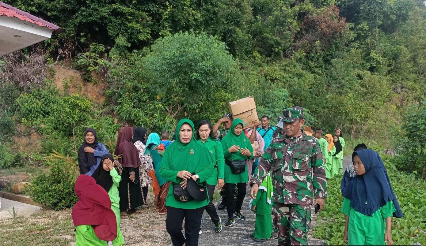 Koramil 02/Moro melaksanakan kegiatan Jumat Berkah dengan memberikan rezeki ke warga kurang mampu serta berbagi makanan.