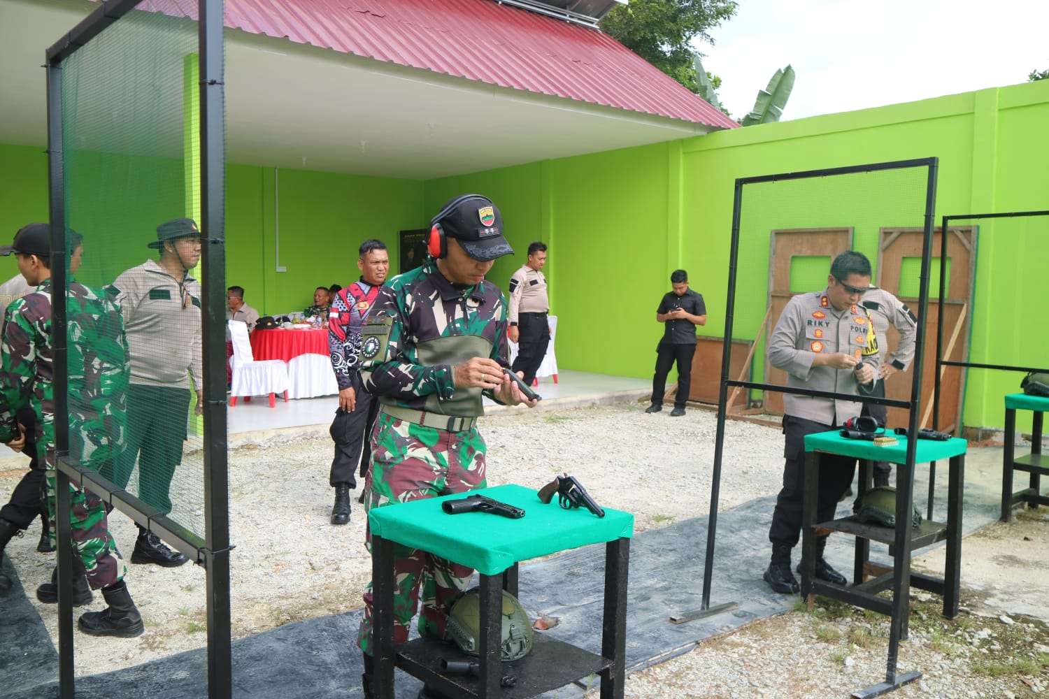 Dandim 0317/TBK Letkol Inf Budianto Hamdani Damanik mengajak sejumlah instansi vertikal latihan nembak bersama, Jumat (8/9/2023).