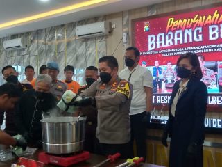 Satresnarkoba Polres Karimun musnahkan barang bukti narkotika jenis sabu-sabu sebanyak 1.856 Kg, Selasa (12/9/2023).