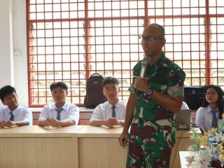 Dandim 0317/TBK, Letkol Inf Budianto Hamdani Damanik memberikan materi Wasbang di pelajar SMA Swasta Mahabodhi, Rabu (6/9/2023).