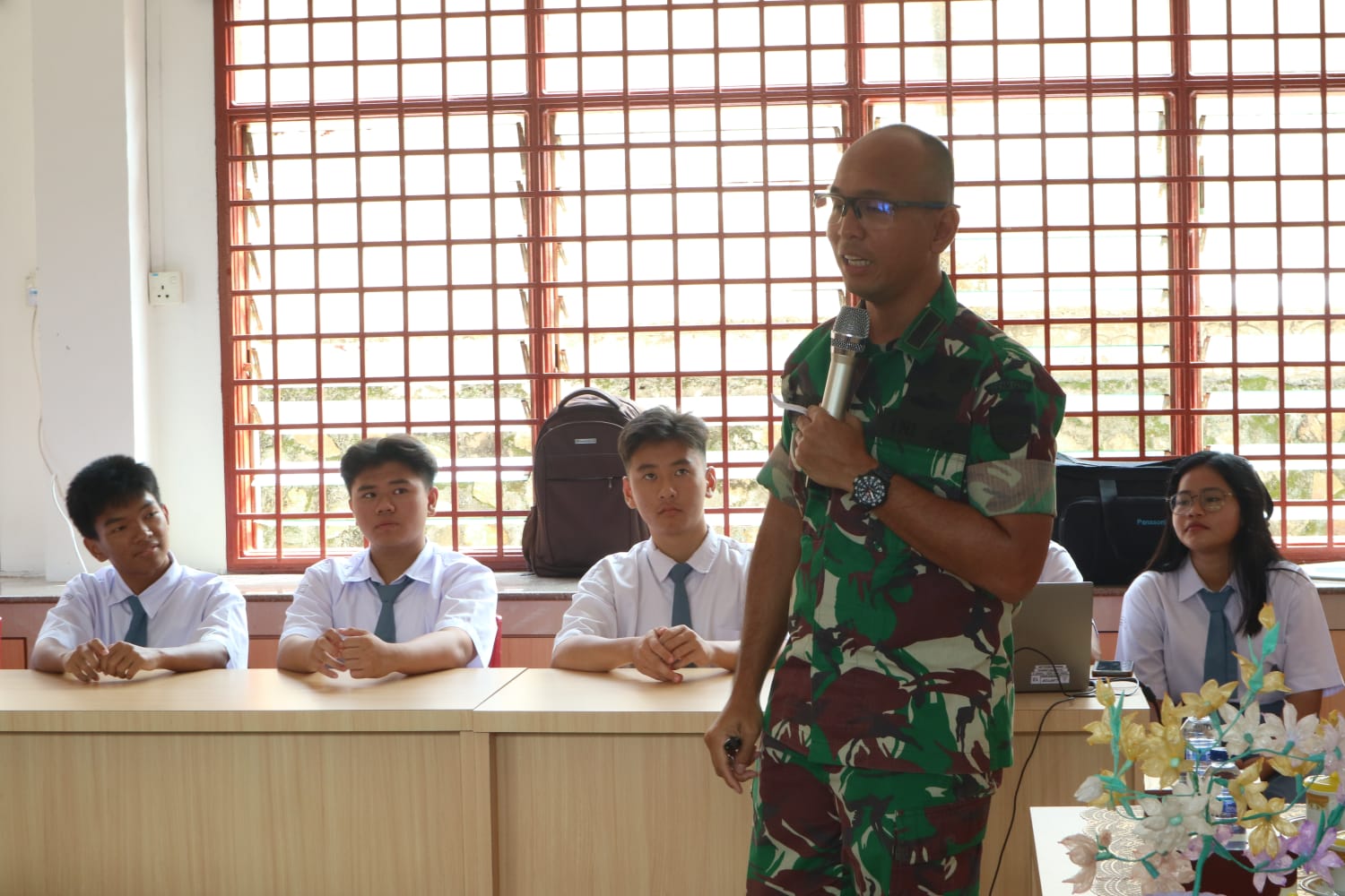 Dandim 0317/TBK, Letkol Inf Budianto Hamdani Damanik memberikan materi Wasbang di pelajar SMA Swasta Mahabodhi, Rabu (6/9/2023).