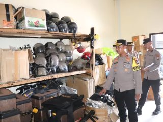 Polres Karimun melaksanakan pengecekan Alsus (alat khusus) kendaraan dan kelengkapan dalam rangka kegiatan simulasi pengaman Sispam.