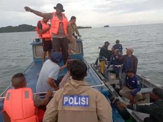 Polsek Moro bersama masyarakat nelayan dan Basarnas melaksanakan SAR pencarian warga yang hilang kontak saat menjaring ikan di laut.