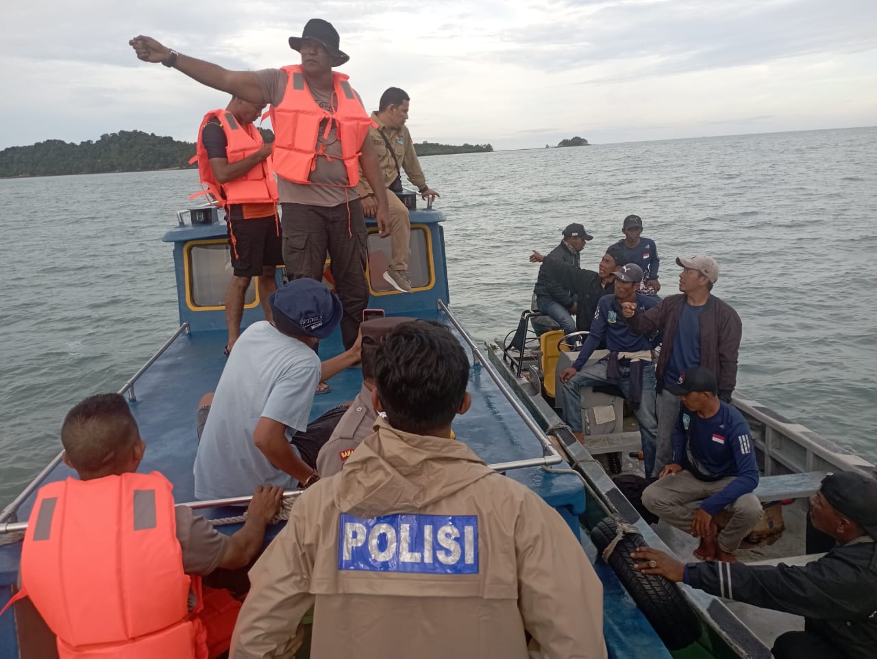 Polsek Moro bersama masyarakat nelayan dan Basarnas melaksanakan SAR pencarian warga yang hilang kontak saat menjaring ikan di laut.