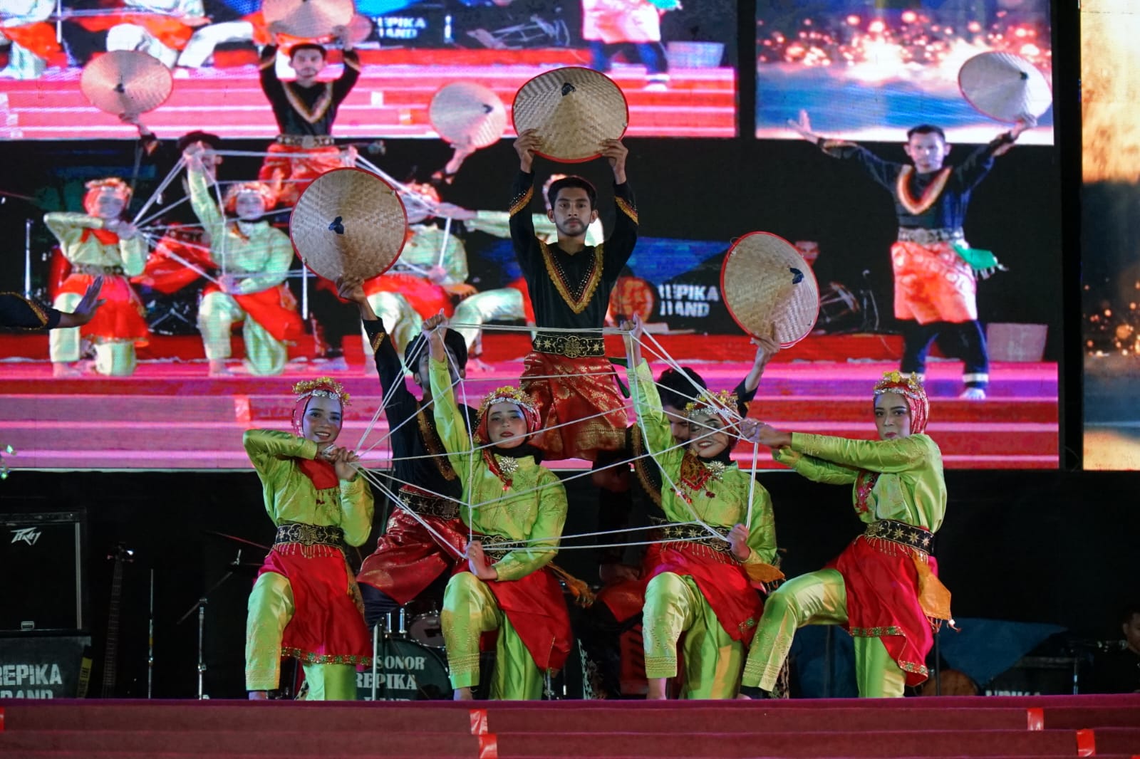 Hadiri dan Saksikan Opening Ceremony Pelangi Budaya Nusantara serta Penampilan Artis Budaya Nusantara dan Mancanegara.