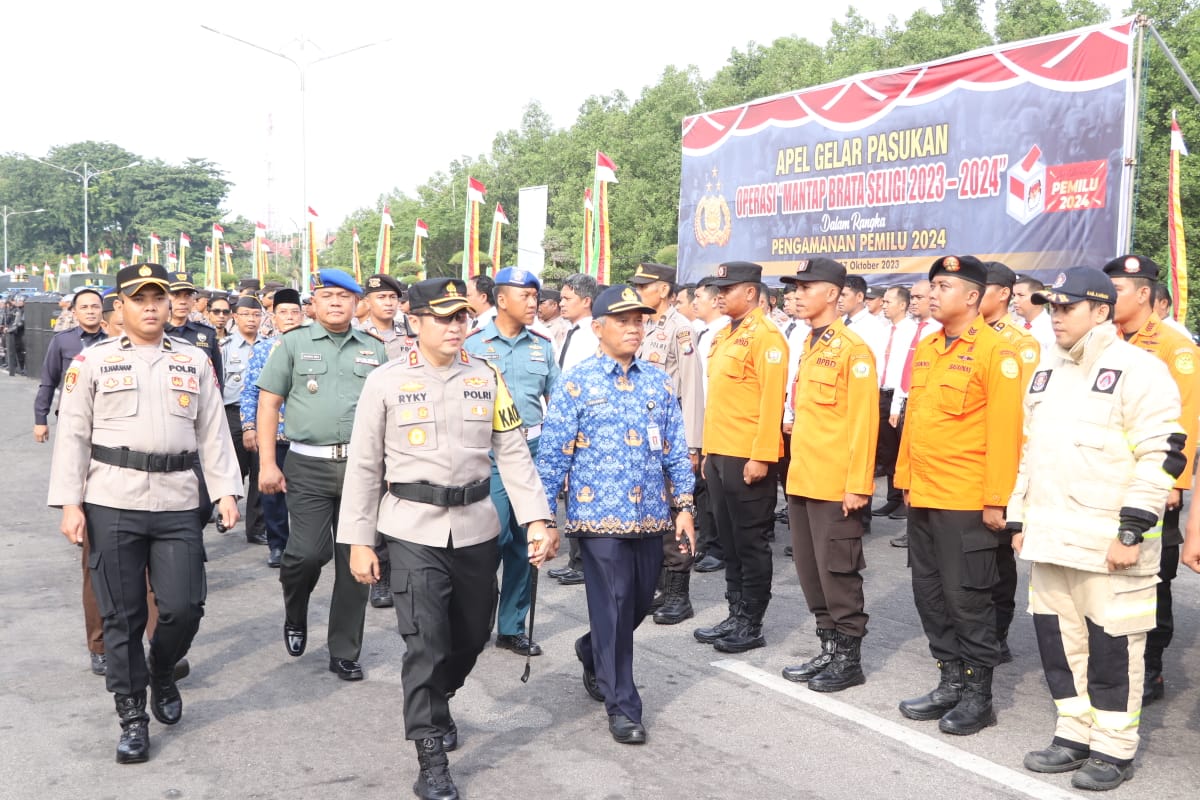 Kapolres Karimun, AKBP Ryky W. Muharam memimpin Apel  Gelar Pasukan Operasi Mantap Brata Seligi 2023, yang dilaksanakan di Coastal Area.