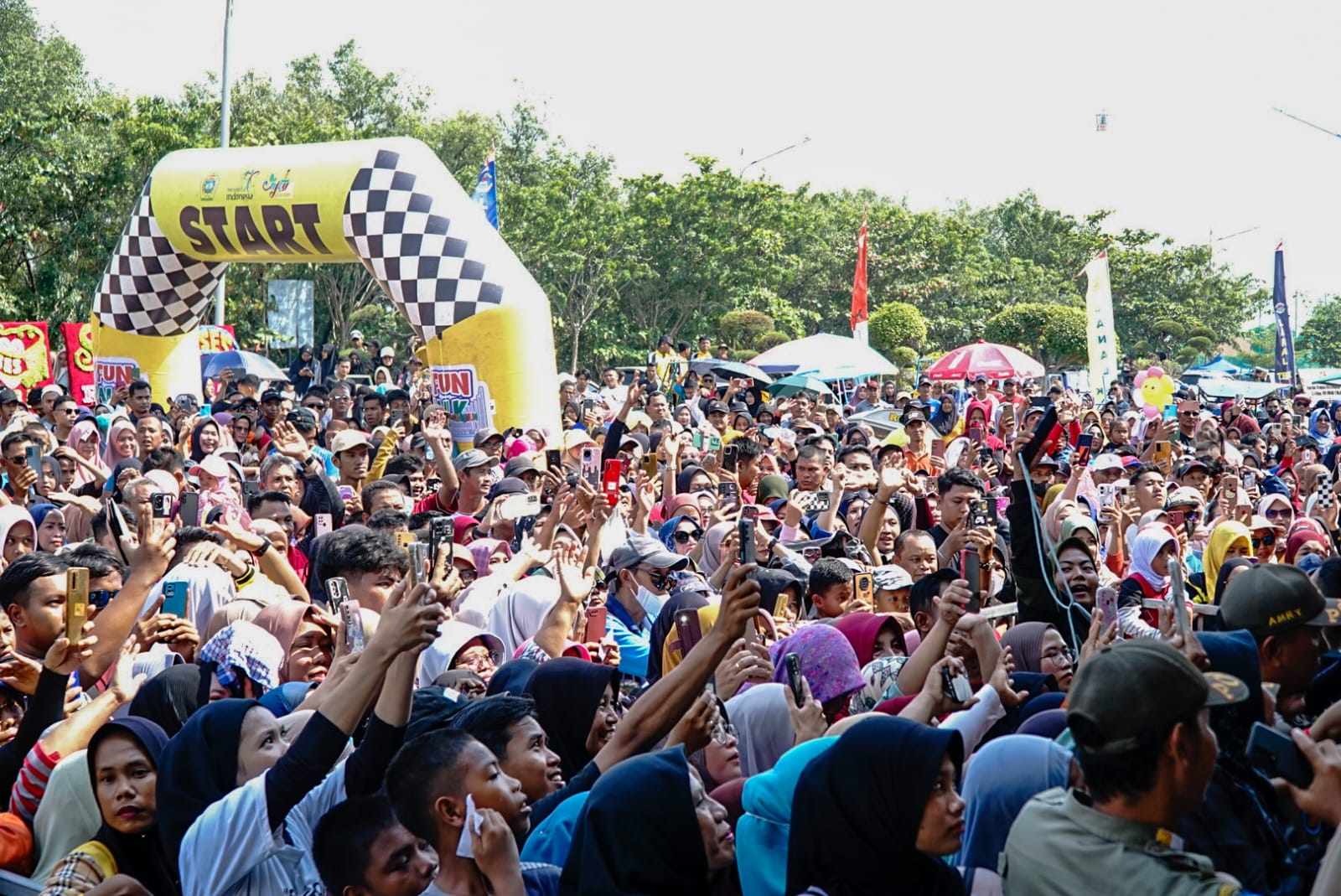 Ribuan masyarakat Kabupaten Karimun dari berbagai usia berbondong-bondong ikut memeriahkan kegiatan Fun Walk 2023 yang digelar di Coastal Area.