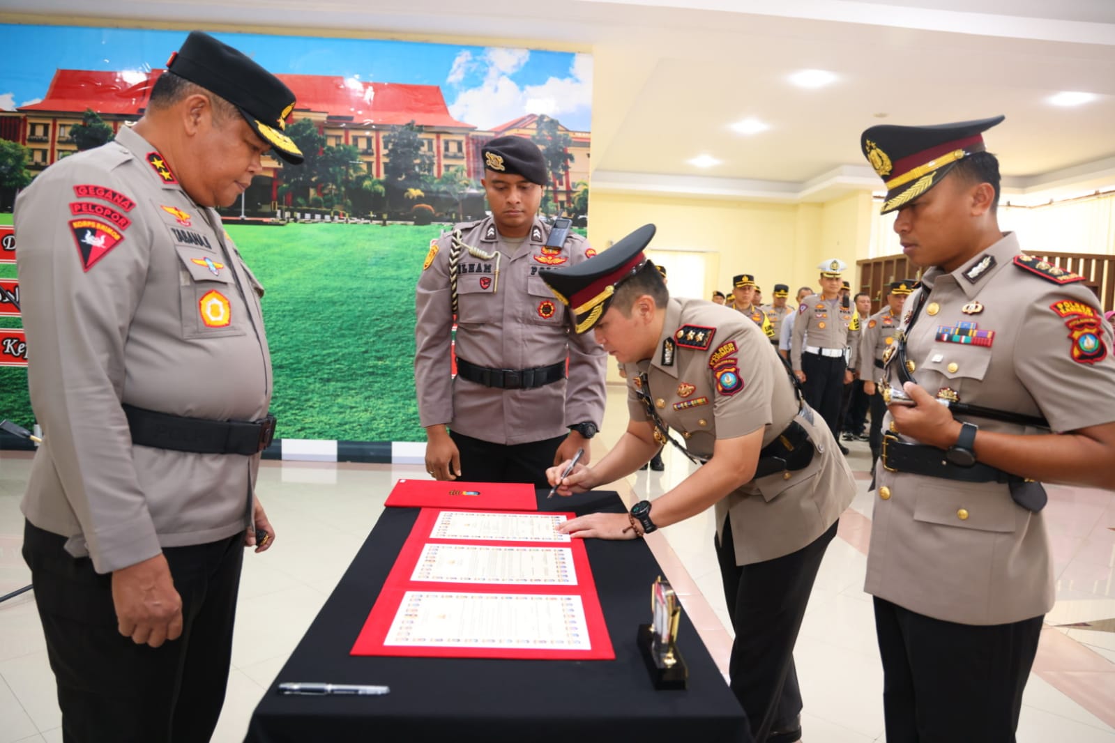 Ajun Komisaris Besar Polisi (AKBP) Fadli Agus resmi pegang tongkat komando Polres Karimun, Polda Kepulauan Riau, Selasa (24/10/2023).