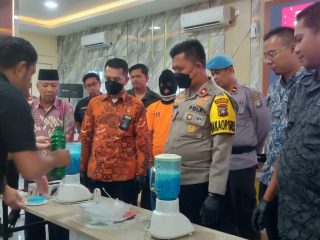 Satnarkoba Polres Karimun musnahkan 3.884 butir pil ekstasi berwarna biru bertuliskan "Tiger" dengan berat 1.563 gram.