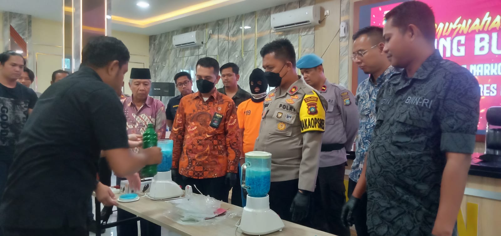 Satnarkoba Polres Karimun musnahkan 3.884 butir pil ekstasi berwarna biru bertuliskan "Tiger" dengan berat 1.563 gram.