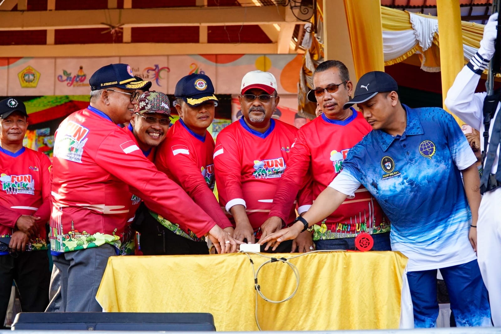 Ribuan masyarakat Kabupaten Karimun dari berbagai usia berbondong-bondong ikut memeriahkan kegiatan Fun Walk 2023 yang digelar di Coastal Area.