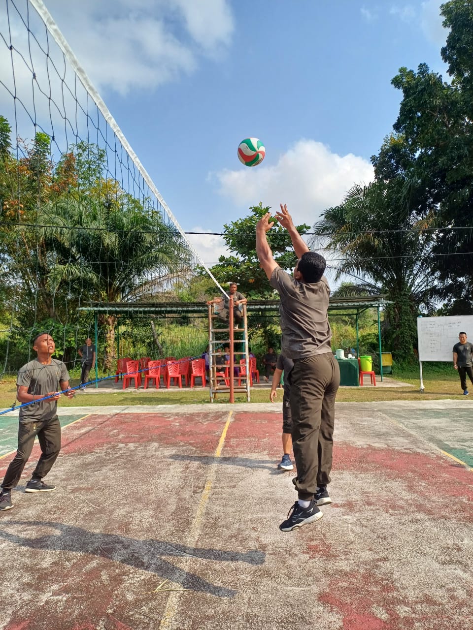 Dandim 0317/TBK, Letkol Inf Budianto Hamdani Damanik menggelar pertandingan bola voli antar staf, Jumat (13/10/2023).