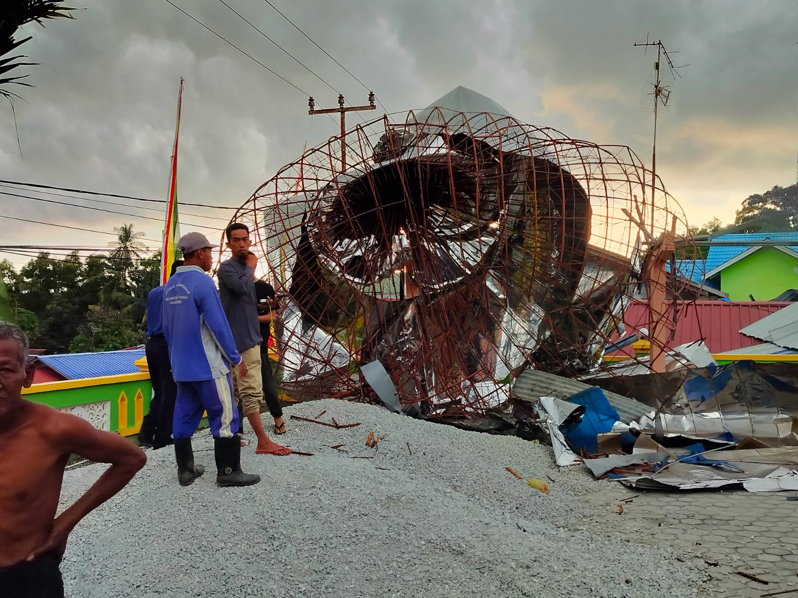 Kubah Masjid Al-Falah di Jalan MT Haryono Kelurahan Teluk Uma, Kecamatan Tebing, Kabupaten Karimun roboh akibat diterjang angin puting beliung.