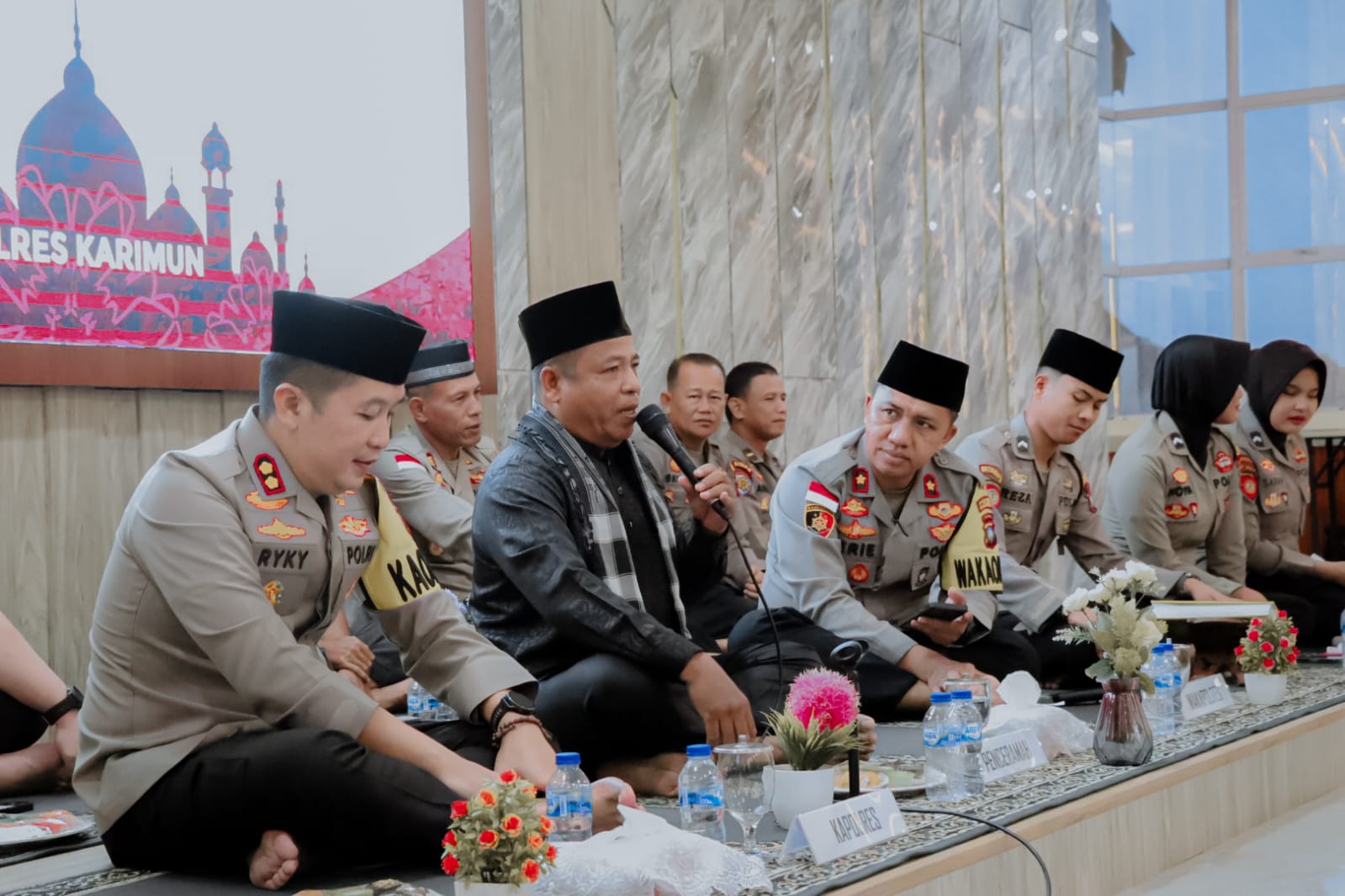 Kapolres Karimun AKBP Ryky W. Muharam khusyuk saat mengikuti acara Maulid Nabi SAW Tahun 1445 Hijiriah di Lantai 2 Gedung Catur Prasetya.