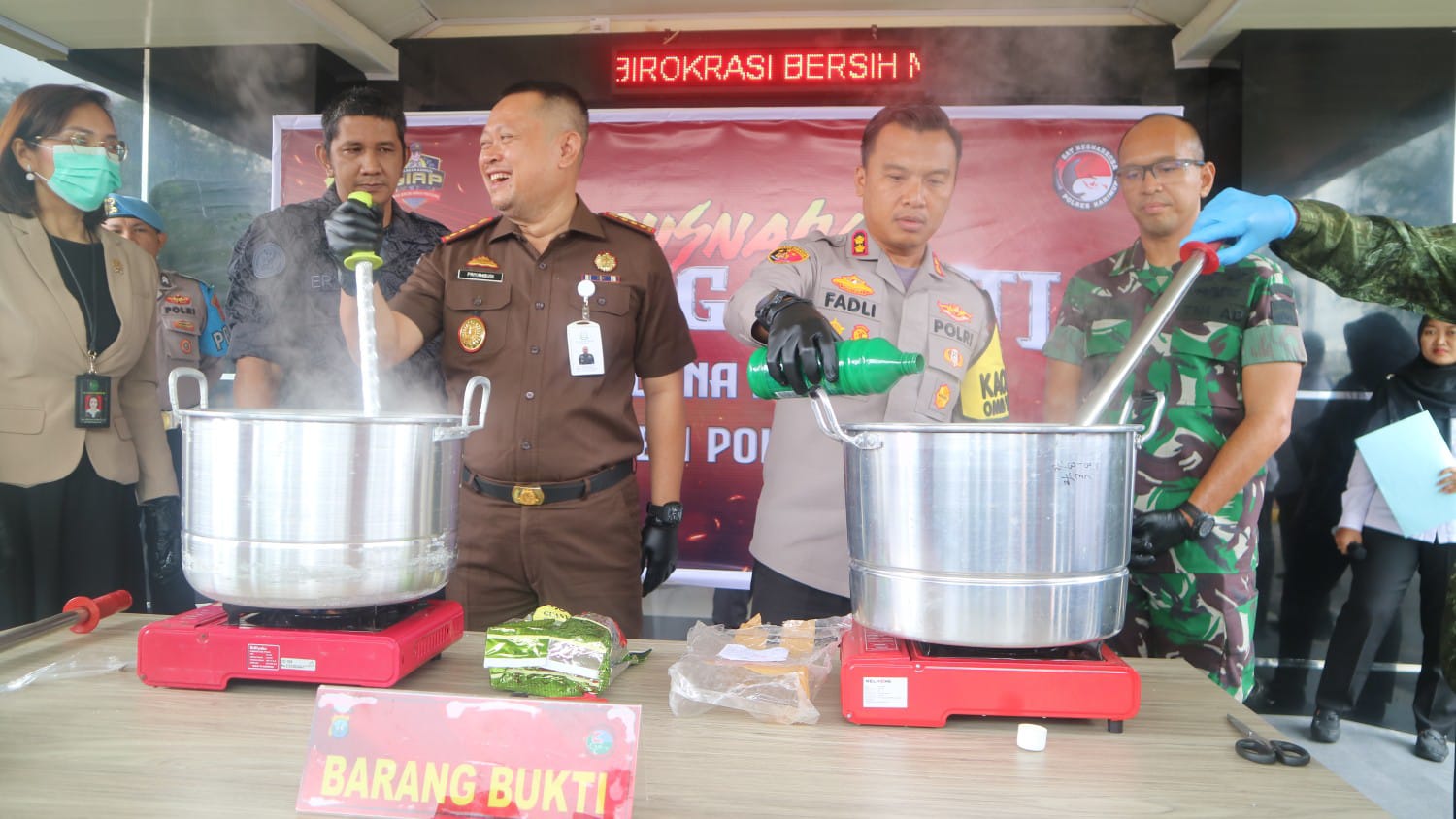 Satres Narkoba Polres Karimun menggelar musnahkan barang bukti narkotika jenis sabu-sabu sebanyak 2.036,19 gram, Selasa (21/11/2023).