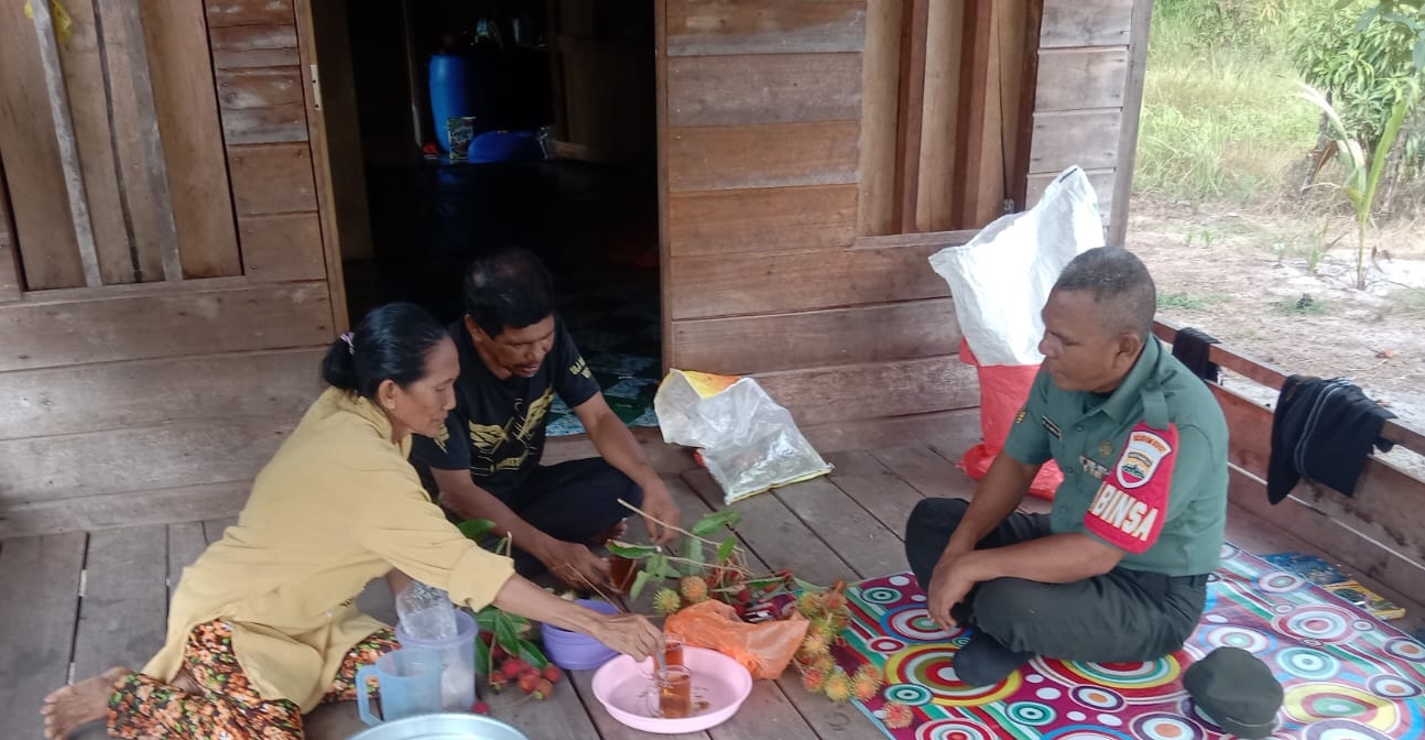 Babinsa Kecamatan Durai Koramil 02/Moro, Serka M.A.S.Parinduri melaksanakan anjangsana ke tokoh masyaraka di Desa Telaga Tujuh.