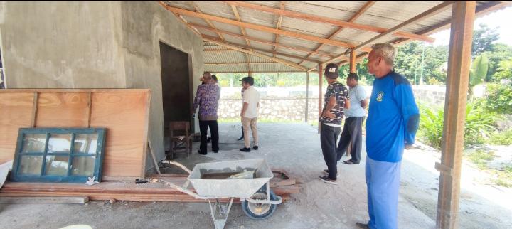 PT Timah Tbk menyerahkan bantuan biaya untuk menyelesaikan pembangunan Musala di SD Negeri 011 Tebing Desa Pongakar, Kecamatan Tebing.