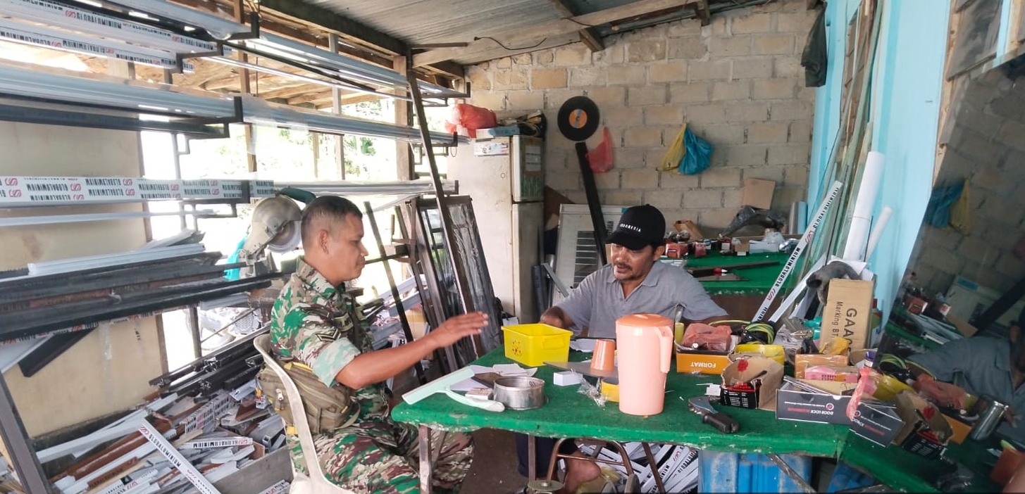 Babinsa Sungai Raya, Koramil 01/Balai, Serda Rapid melaksanakan kegiatan Komunikasi Sosial (Komsos) dengan masyarakat pekerja usaha Stenlis.