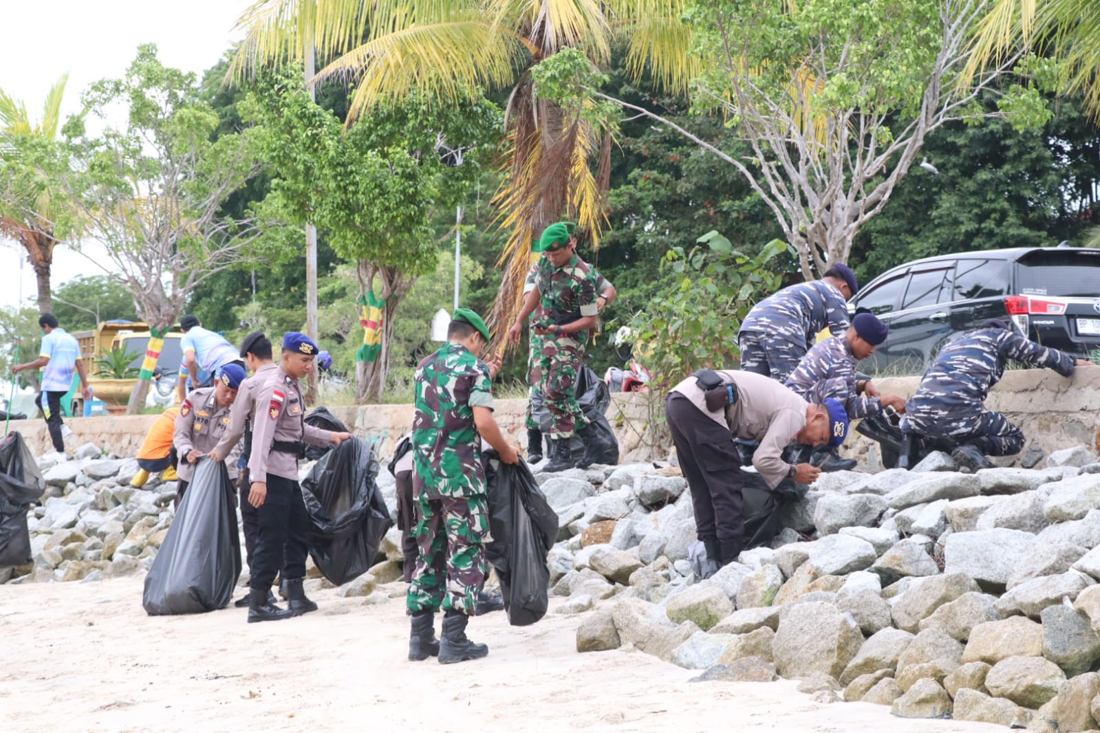 Kapolres Karimun, AKBP Fadli Agus didampingi Kasat Polairud AKP Parlin ikut melakukan aksi bersih-bersih di pesisir Pantai Coastal Area.