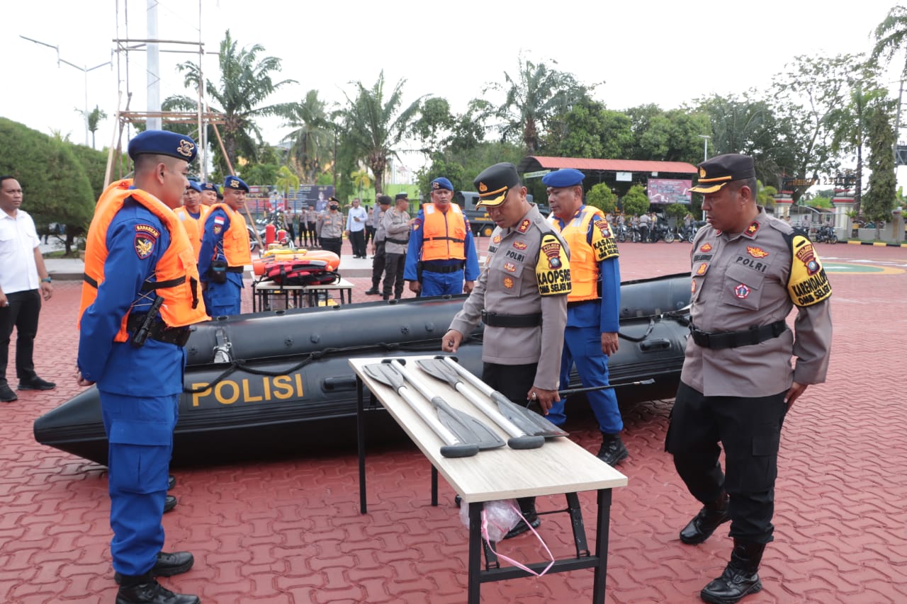 Kapolres Karimun AKBP Fadli Agus melaksanakan pengecekan peralatan serta kesiapan personil Polres Karimun dalam penanganan bencana alam.