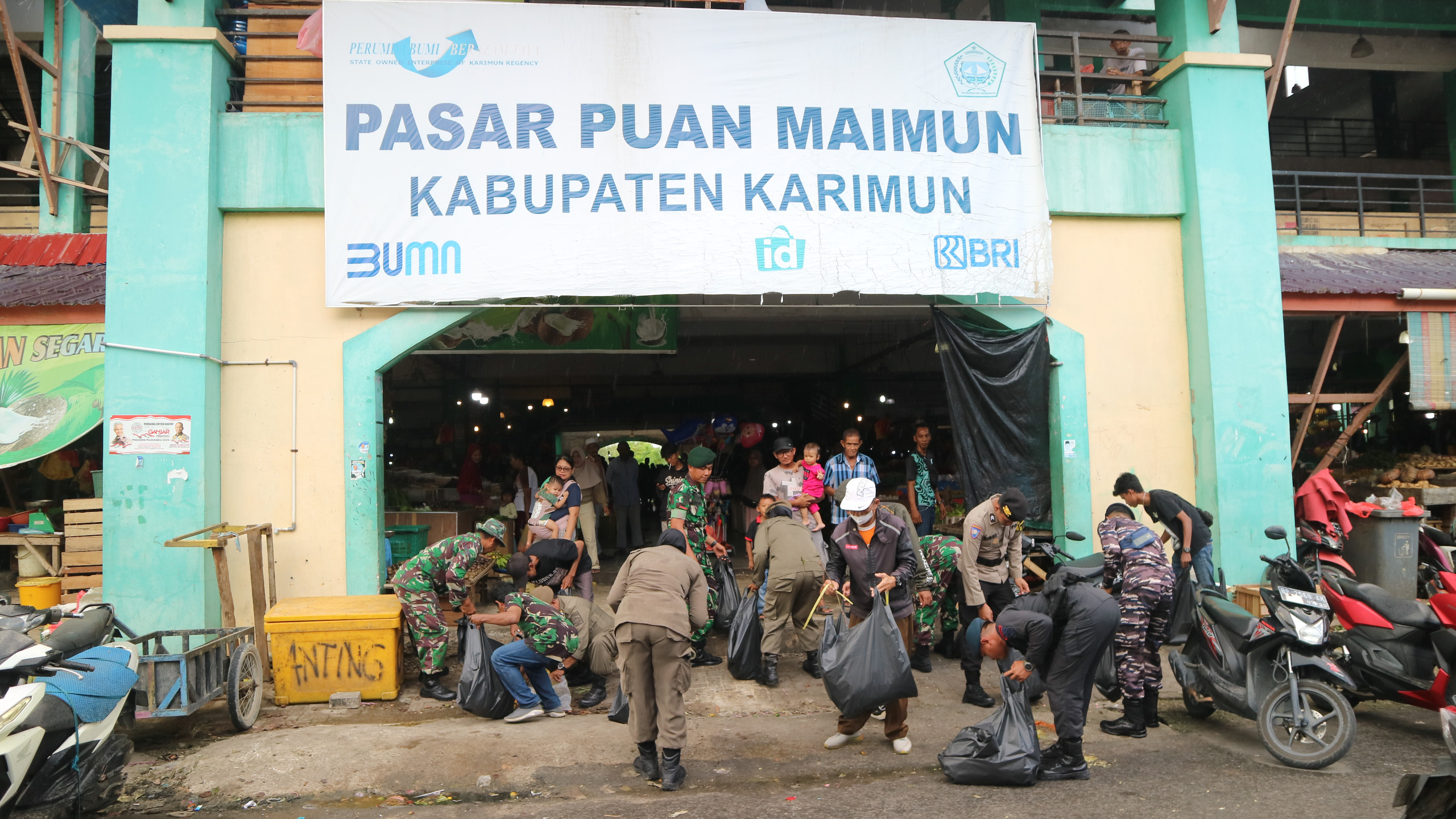 Maknai Hari Juang TNI AD ke-78 tahun 2023, Kodim 0317/TBK menggelar Karya Bhakti di Pasar Puan Maimun Kelurahan Sungai Lakam Timur.