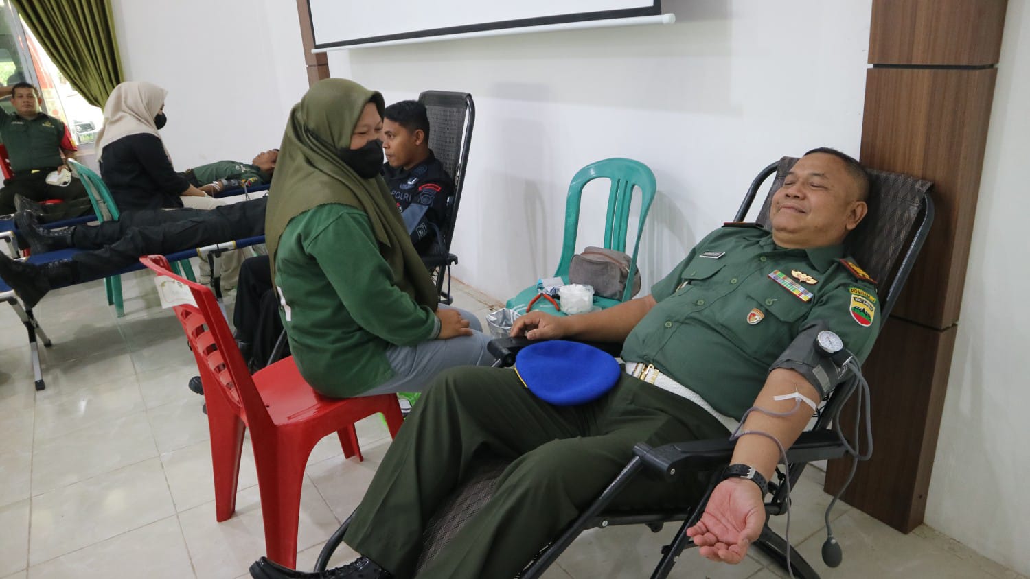 Kodim 0317/TBK melaksanakan kegiatan donor darah, yang digelar di Aula Makodim, 0317/TBK, Selasa (12/12/2023).