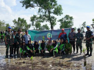 Kodim 0317/TBK melaksanakankegiatan Karya Bhakti penanaman bibit mangrove di Pantai Indah Desa Pangke Kecamatan Meral Barat.