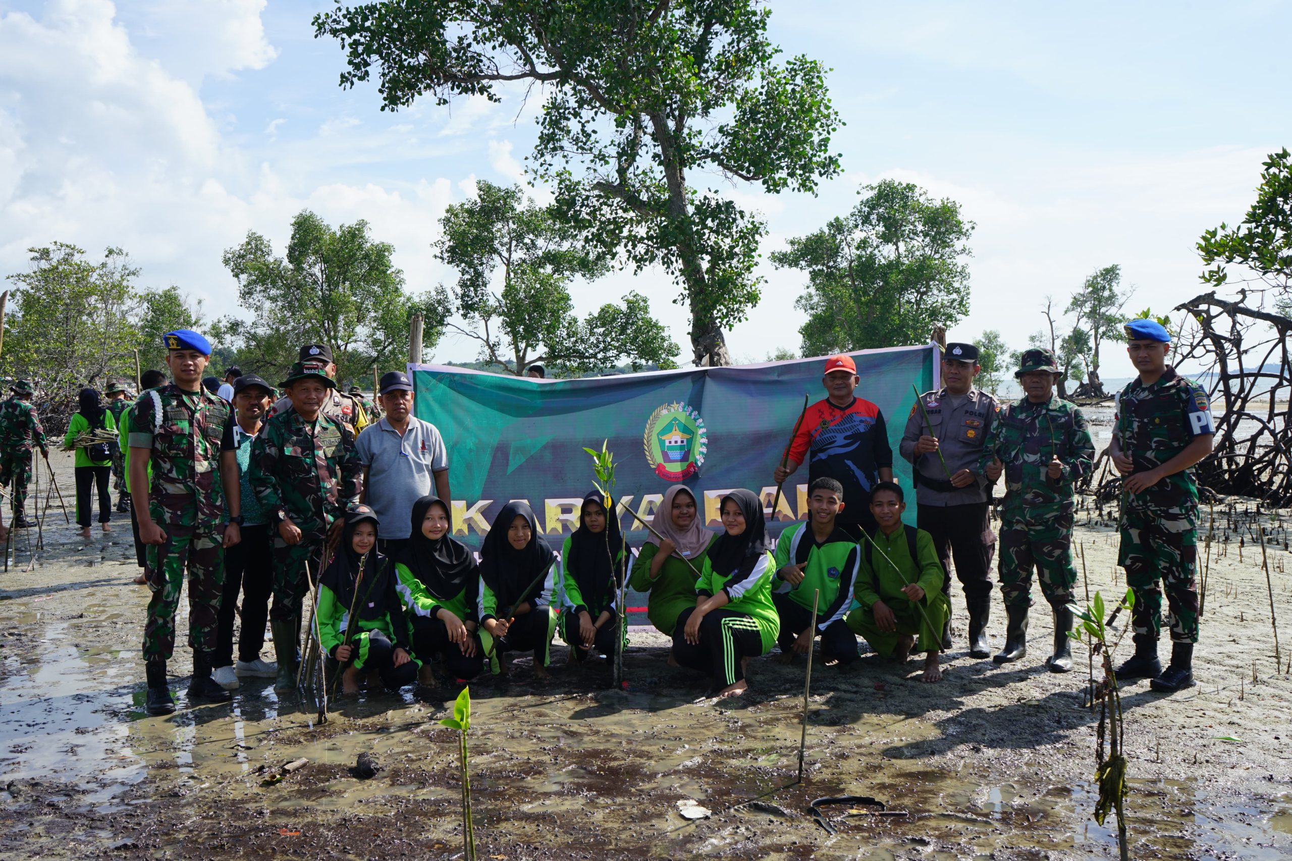 Kodim 0317/TBK melaksanakankegiatan Karya Bhakti penanaman bibit mangrove di Pantai Indah Desa Pangke Kecamatan Meral Barat.