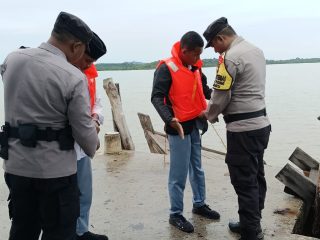 Polsek Buru Polres Karimun melaksanakan himbauan terhadap pengguna angkutan laut agar waspada terhadap perubahan cuaca, Rabu (6/12/2023).