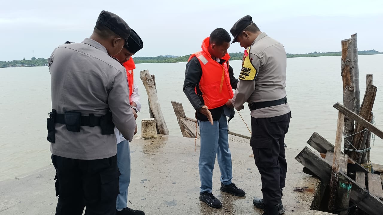 Polsek Buru Polres Karimun melaksanakan himbauan terhadap pengguna angkutan laut agar waspada terhadap perubahan cuaca, Rabu (6/12/2023).