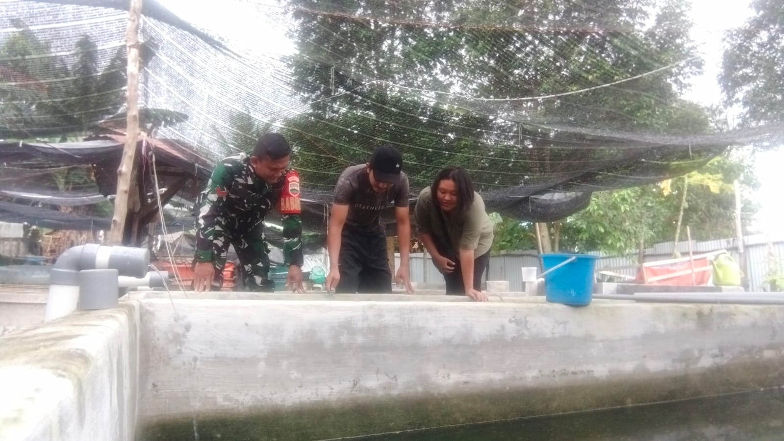 Babinsa Kelurahan Pamak Koramil 04/Tebing, Koptu Suhermansyah memberikan motivasi kepada warga binaan yang mempunyai pembudidaya ikan lele.