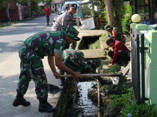 Koramil 01/Balai Kodim 0317/TBK melaksanakan kegiatan  Karya Bakti dengan membersihkan drainase di wilayah Gang Awang Noor.