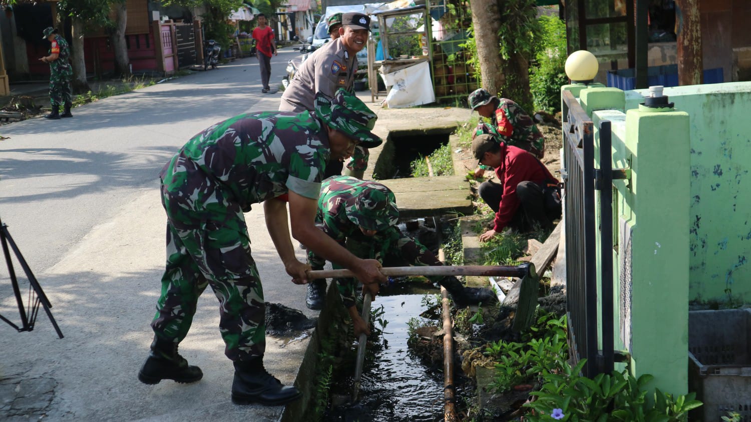 Koramil 01/Balai Kodim 0317/TBK melaksanakan kegiatan  Karya Bakti dengan membersihkan drainase di wilayah Gang Awang Noor.