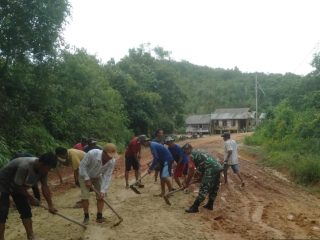 Babinsa Desa Sugie, Koramil 02/Moro, Serka M. Amin melaksanakan kegiatan karya bhakti gotong royong bersama warga binaan nya.