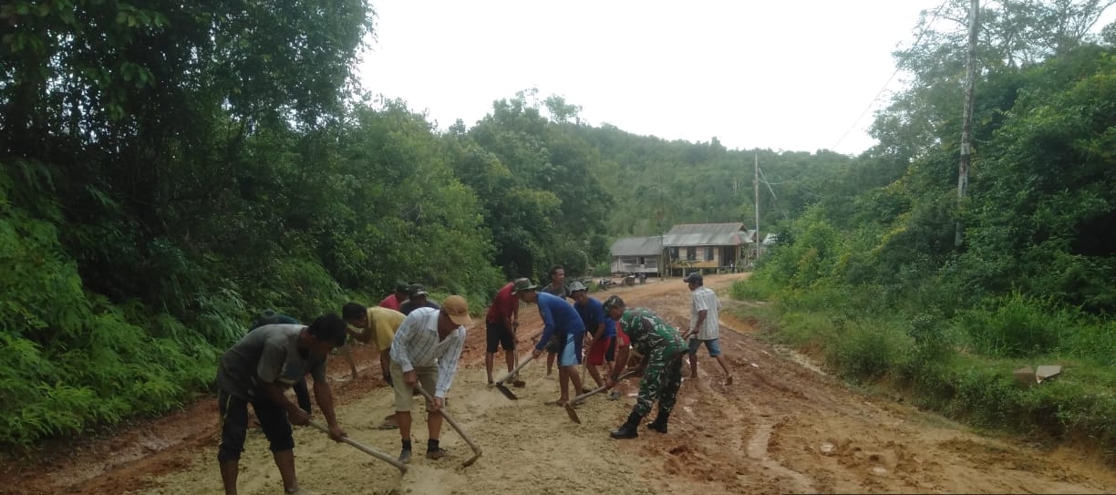 Babinsa Desa Sugie, Koramil 02/Moro, Serka M. Amin melaksanakan kegiatan karya bhakti gotong royong bersama warga binaan nya.