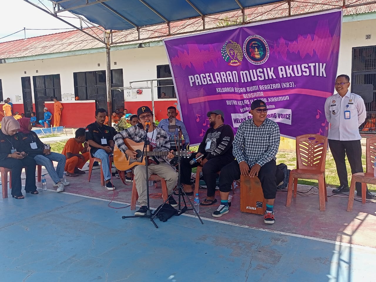 Keluarga Besar Bumi Berazam (KB3) menggelar acara akustik di Rumah Tahanan Negara (Rutan )Kelas IIB Tanjung Balai Karimun, Rabu (20/12/2023).