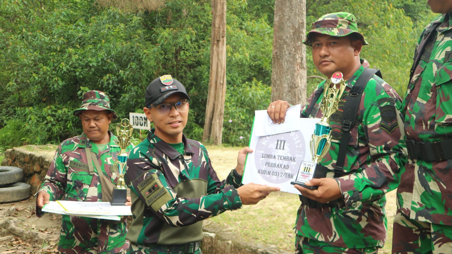 Anggota Kodim 0317/TBK ikuti lomba menembak Perbakad dengan menggunakan senjata SS 1 V 1, yang dilaksanakan di Lapangan Tembak Kompi Senapan‐B Yonif 136/TS.