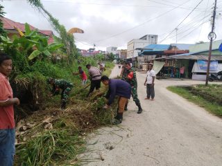 Babinsa Se-kecamatan Meral, Koramil 01/Balai melaksanakan kegiatan Karya Bhakti  bersama Lurah, Babinkhantibmas RT 01/ RW 03, Ketua Pemuda.