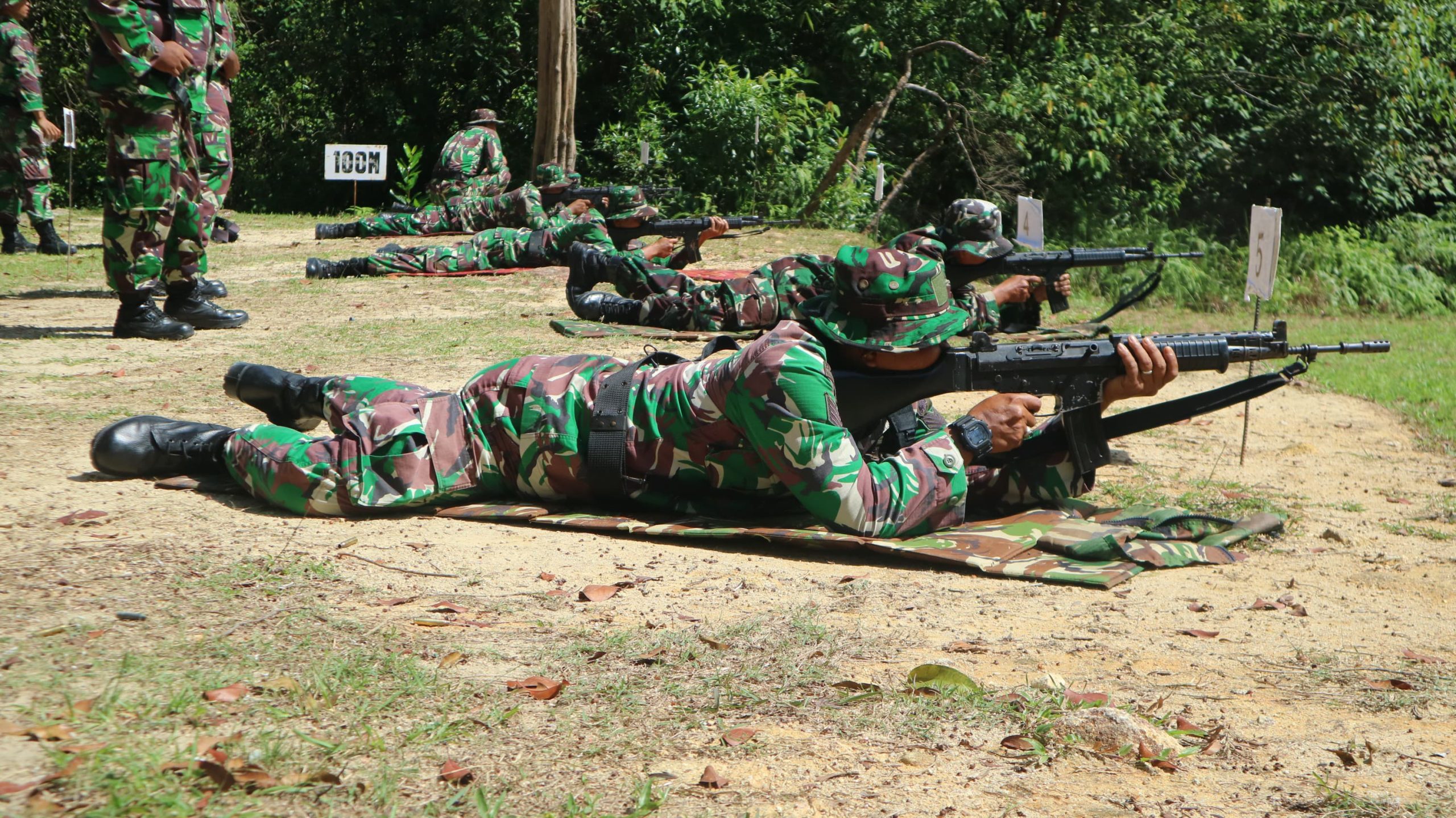 Anggota Kodim 0317/TBK melaksanakan Latbakjatri TW IV Ta. 2023 di Lapangan Tembak Kompi Senapan‐B Yonif 136/TS.