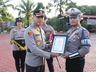 Kapolres Karimun, AKBP Fadli Agus memberikan reward kepada 11 personil berprestasi, di halaman Mapolres Karimun, Senin (18/12/2023).