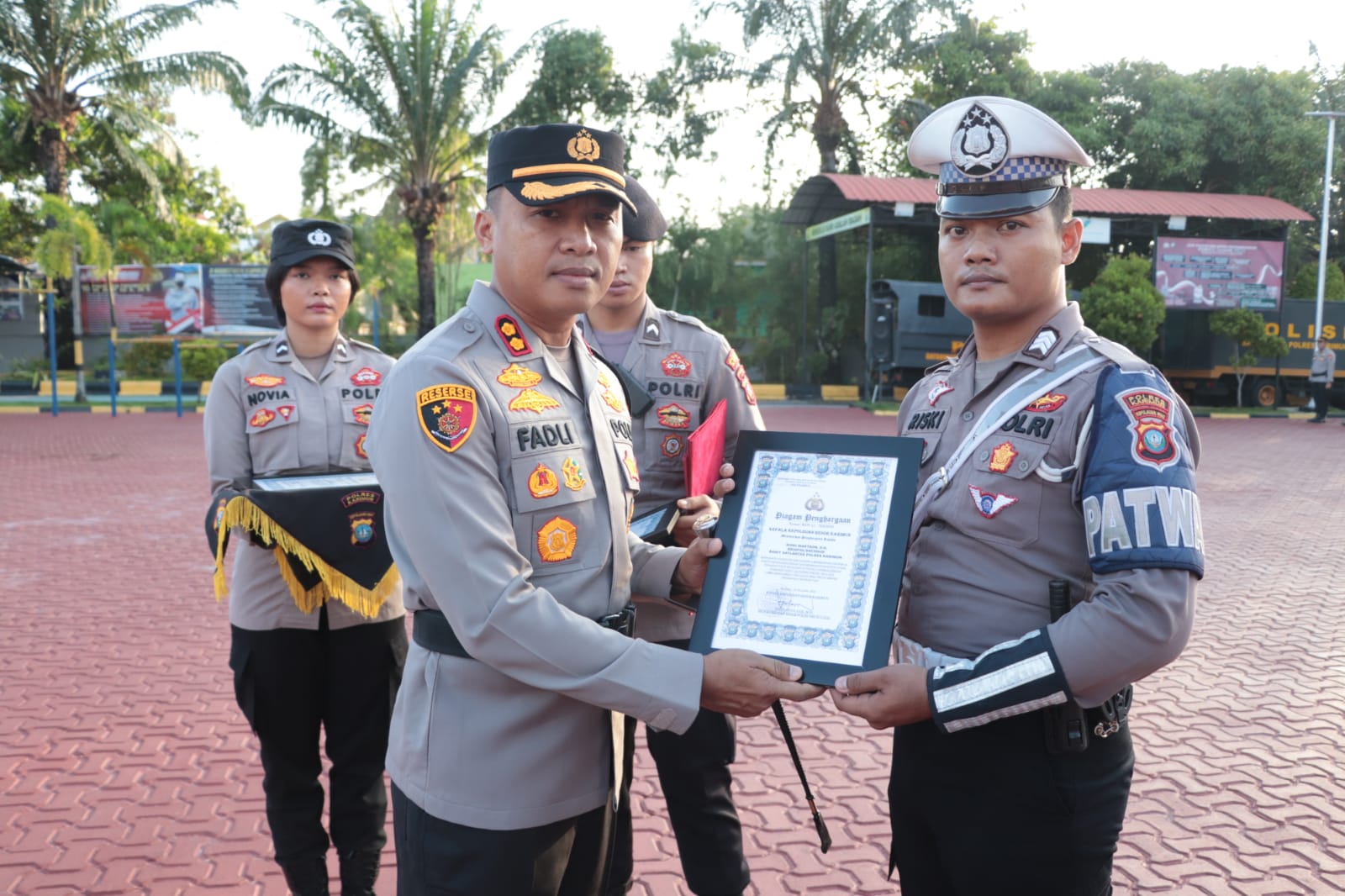 Kapolres Karimun, AKBP Fadli Agus memberikan reward kepada 11 personil berprestasi, di halaman Mapolres Karimun, Senin (18/12/2023).