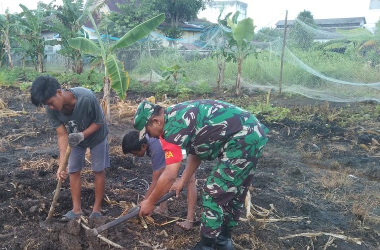 Dengan melakukan komunikasi di lapangan tentunya akan terjalin hubungan yang baik dengan masyarakat Babinsa Desa Lubuk Koramil 03/Kundur.