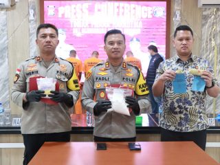 Satuan Resnarkoba Polres Karimun mengamankan 4 orang tersangka kasus tindak pidana narkotika jenis sabu-sabu dan pil ekstasi.