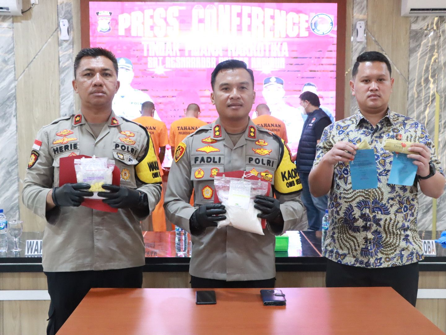 Satuan Resnarkoba Polres Karimun mengamankan 4 orang tersangka kasus tindak pidana narkotika jenis sabu-sabu dan pil ekstasi.