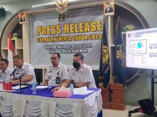 Kepala Kantor Imigrasi Kelas II TPI Tanjung Balai Karimun, Zulmanur Arif paparkan capaian kinerja tahun 2023, Rabu (3/1/2024).