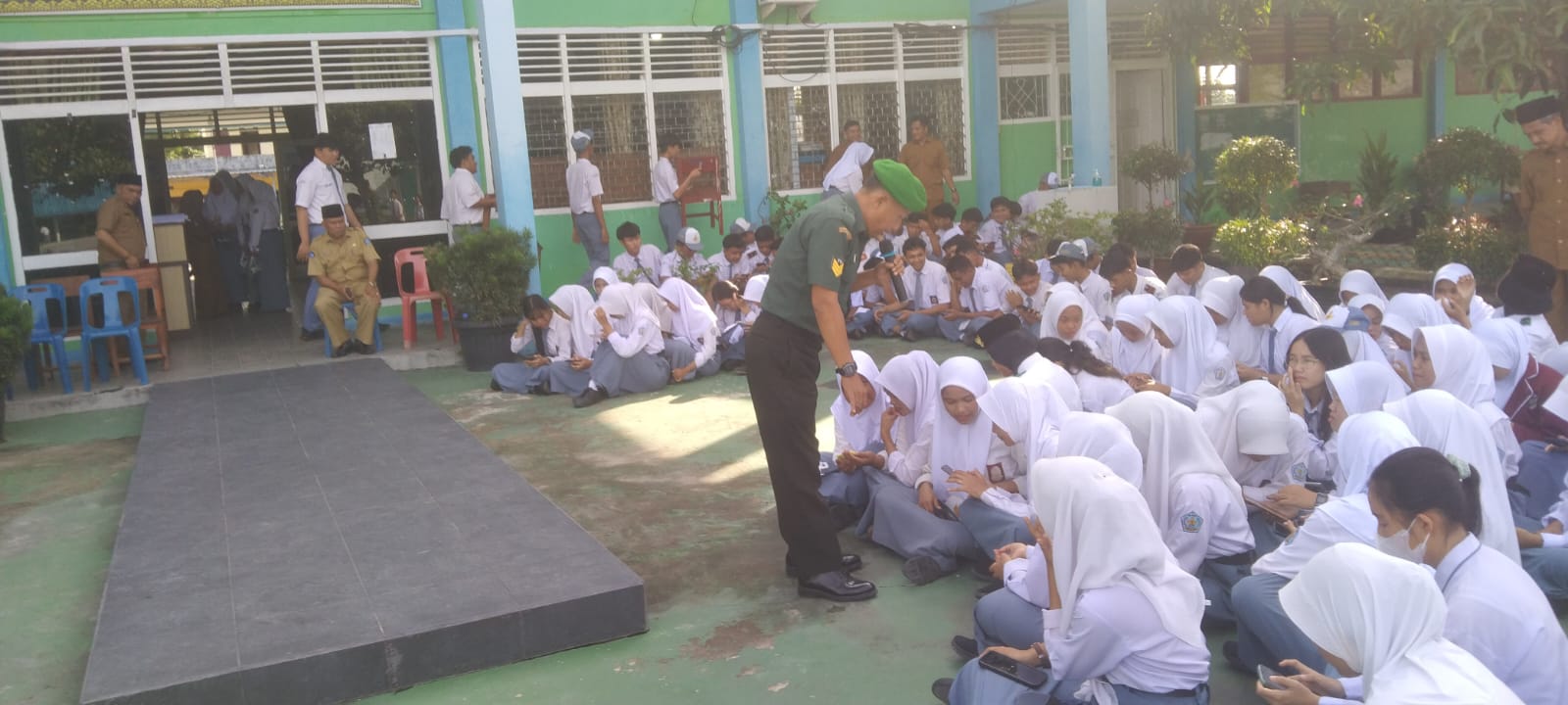 Babinsa Koramil 03/Kundur melaksanakan upacara sekaligus memberikan materi Wasbang kepada siswa-siswi SMP dan SMA.