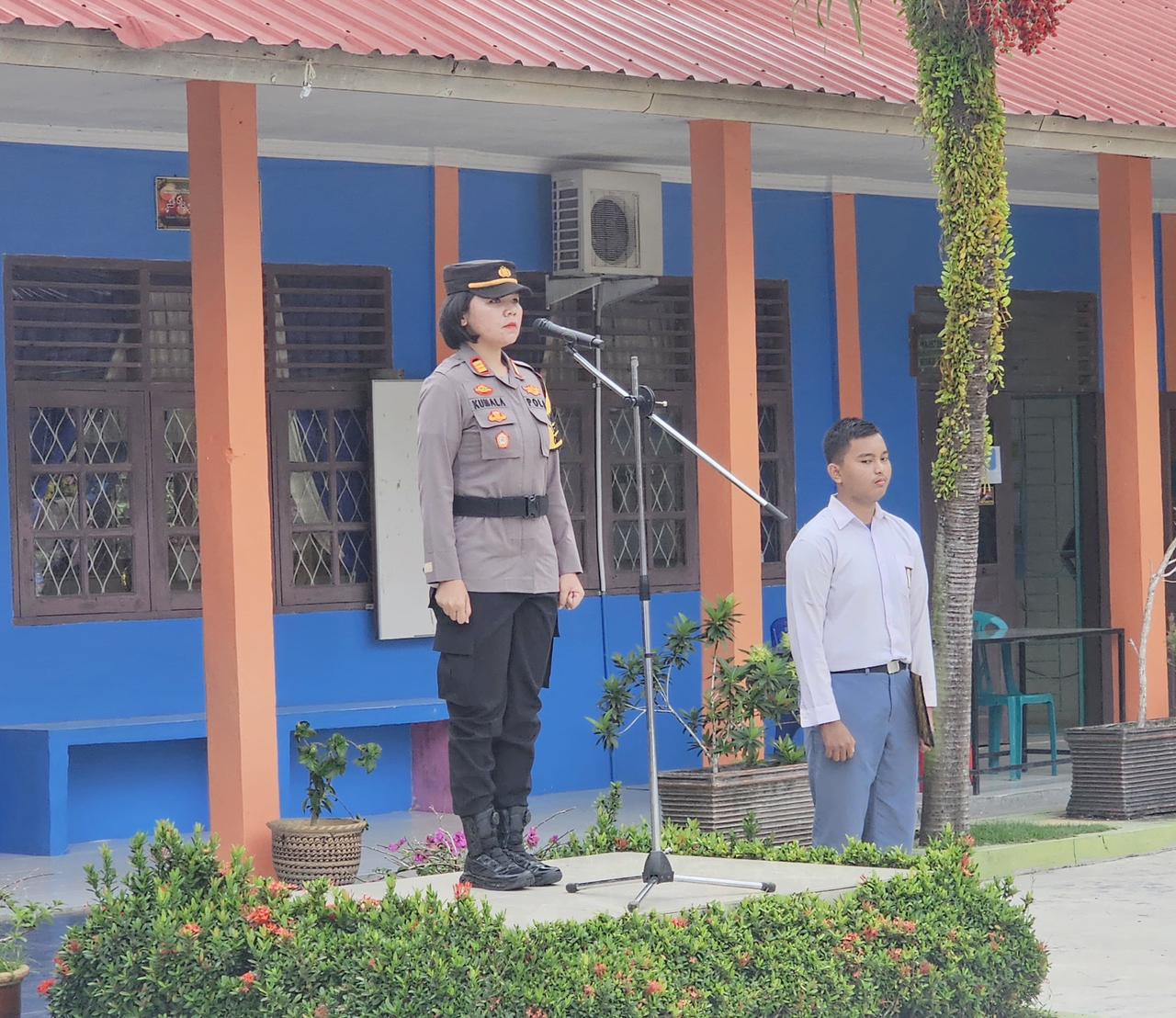 Polsek Meral melaksanakan kegiatan Sireka Goes To School Polres Karimun menjadi pembina upacara hari Senin di SMA Negeri 3 Karimun.