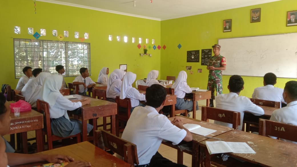 Babinsa di jajaran Kodim 0317 TBK memberikan Materi Wasbang kepada Siswa/i SMA N 1 dan SMAN 6 Kundur, Senin (30/1/2024).