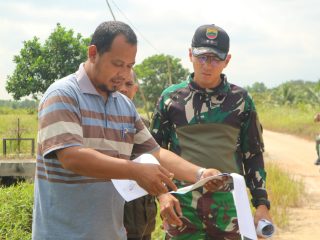 Dandim 0317/TBK, Letkol Inf Budianto Hamdani Damanik melakukan peninjauan lahan ketahanan pangan di Desa Teluk Radang.